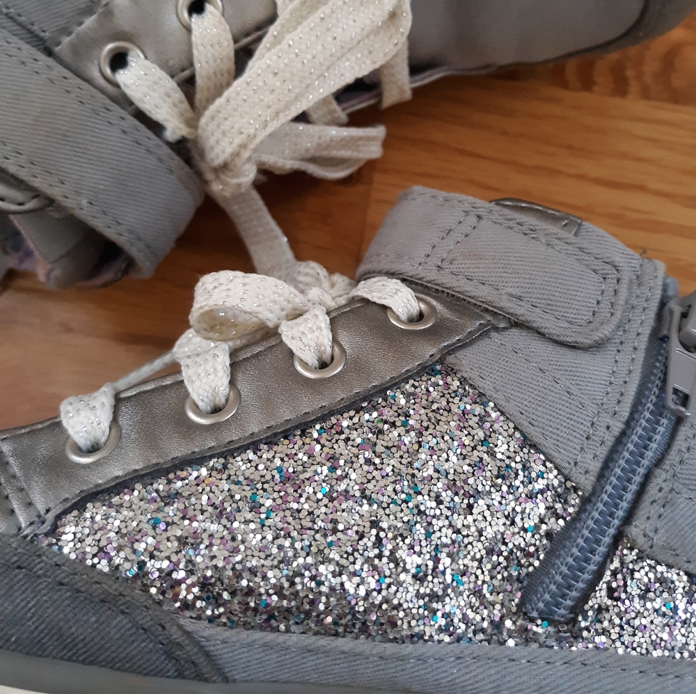 HANNA ANDERSSON silver sparkle sneakers size 3 - Picture 2 of 6